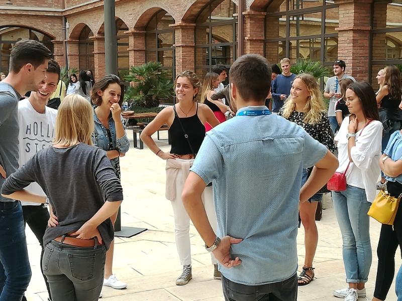 Estudiants de disset països diferents